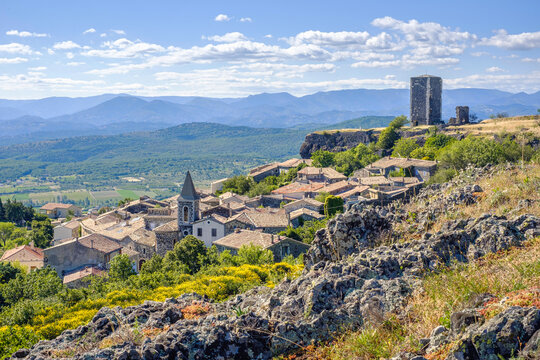 France, Ard&egrave;che (07), le village perch&eacute; de Mirabel. 