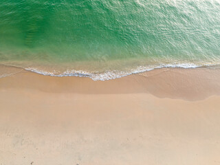 Fototapeta na wymiar Vista aérea de uma praia no meio do oceano atlântico