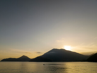 Praia da ilha de prumirim ao anoitecer, vista a&eacute;rea