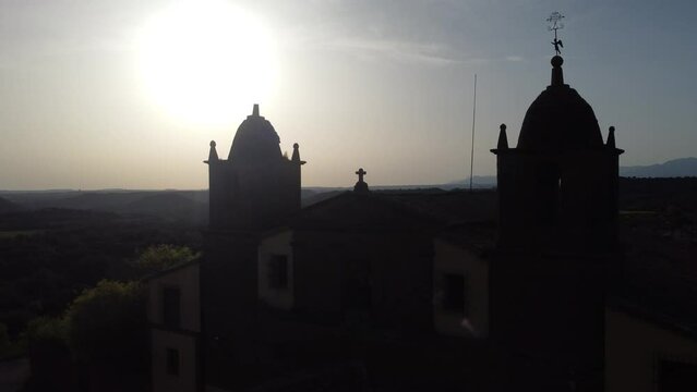 Vista panor&aacute;mica al atardecer del Convento de San Juaqu&iacute;n 
 y la localidad de Abiego, en la comarca del Somontano, Huesca - Arag&oacute;n -Espa&ntilde;a.