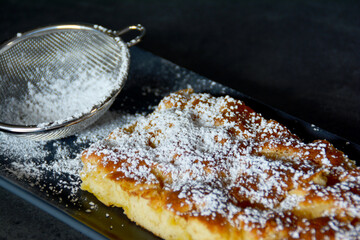 frischer Apfelkuchen mit Puderzucker, Nahaufnahme, ein Stück Apfelkuchen, Kuchen