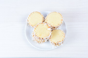 Mix of traditional round coconut and arequipe cookies