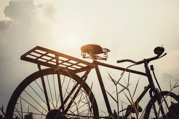 Türaufkleber Rückansicht des alten Fahrrads mit Lichteffekt im Vintage-Stil © Pituk