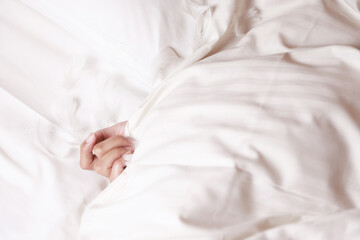 布団から出た手