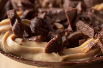 Huevos de pascua , rellenos de manjar y chocolate