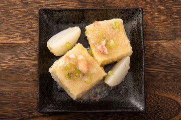揚げ出し豆腐　(蟹あんかけ)