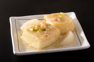 揚げ出し豆腐　(蟹あんかけ)