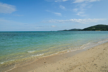 Fototapeta na wymiar 長い砂浜が続く久米島のイーフビーチ