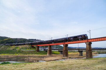 単線のプレートガーター橋を渡るクルーズ列車