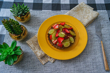 tarta de uvas con fresas
