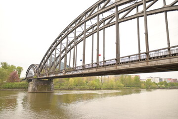 Fototapeta na wymiar Deutschherrnbrücke Bahnbrücke in Frankfurt am Main 