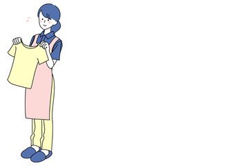 洗濯物を広げる女性