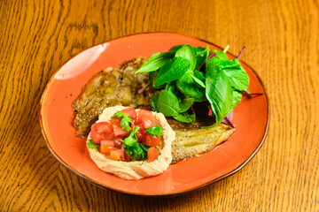 Pasta tartare with basil leaves