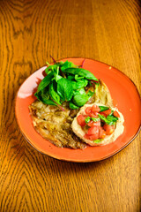 Pasta tartare with basil leaves