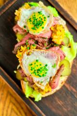 fried eggs with marinated pork