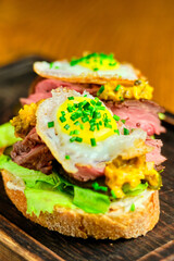 fried eggs with marinated pork