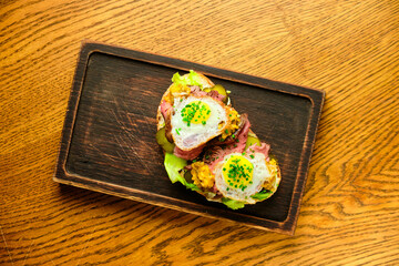 fried eggs with marinated pork