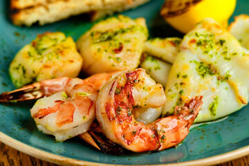 Grilled shrimp and zucchini with toast