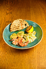 Grilled shrimp and zucchini with toast