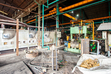 The atmosphere and situation of an aluminum processing factory with various machines used as production tools.