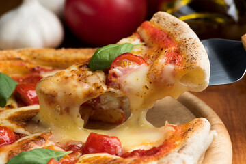 ピザをカットして食べる