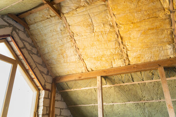 Roof insulation in two layers of mineral wool and glass wool overlap