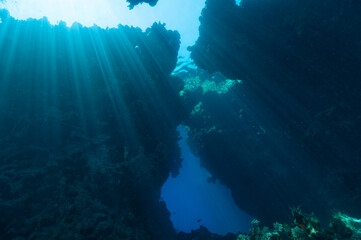 Giochi di luce tra passaggi sottomarini