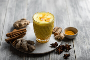 Verre de golden latte curcuma huile de coco gingembre cannelle