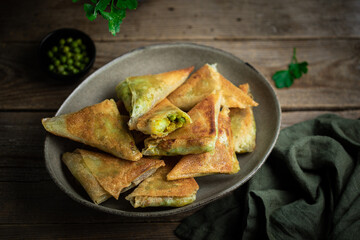 samoussas faits maison avec petits pois patates et curry