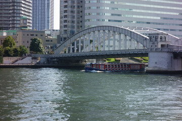 東京のリバーサイド隅田川を航行する観光ツアー客船