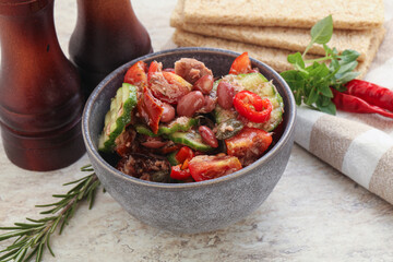 Tuna salad with bean and tomato