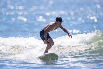 湘南の海でサーフィンをする男性