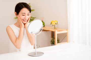 スキンケアをする若い女性　ビューティーイメージ