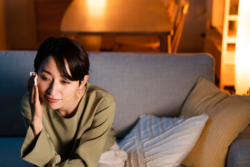 Obraz premium 化粧落としをする若い女性