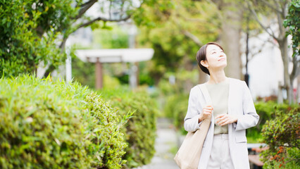 外回りの営業をする若いビジネスウーマン