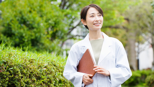 白衣を着た女医