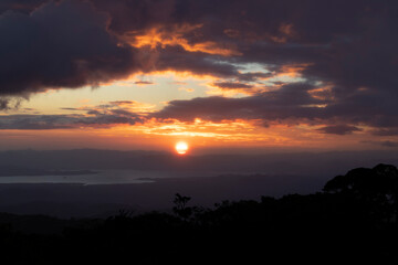 ATARDECER SOBRE LAGO Y VEGETACIÓN EN ENTORNO SELVÁTICO