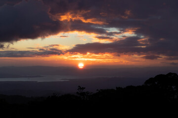 ATARDECER SOBRE LAGO Y VEGETACIÓN EN ENTORNO SELVÁTICO