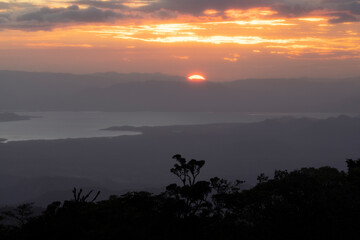 Obraz premium ATARDECER SOBRE LAGO Y VEGETACIÓN EN ENTORNO SELVÁTICO