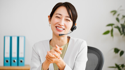 オペレーターの若いビジネスウーマン	
