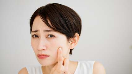 スキンケアをする若い女性　ビューティーイメージ