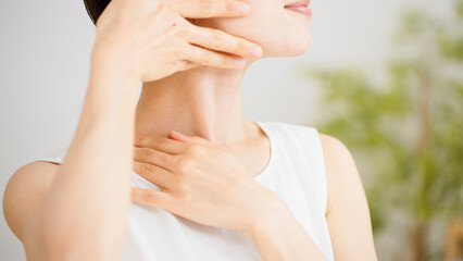 リンパマッサージをする若い女性　ビューティーイメージ