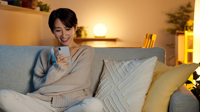 スマートフォンを操作する若い女性