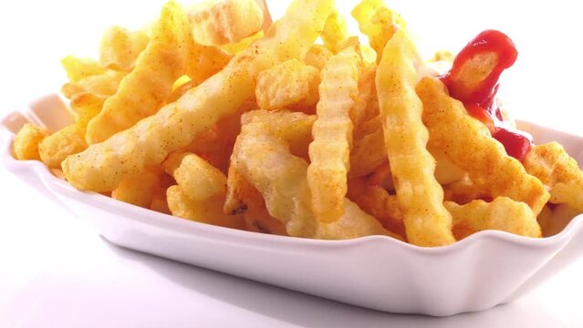Pommes Frites mit Ketchup und Mayonnaise
