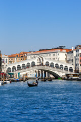 Venetië Rialtobrug over Canal Grande met gondel reizen reizen vakantie vakantie stad portret formaat in Italië