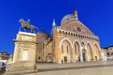 Fototapeta na wymiar Basilica of Saint Anthony of Padua church travel traveling holidays vacation town at twilight in Padova, Italy
