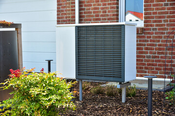 Klimaanlage, Luftwärmepumpe vor einem neu erbauten Wohnhaus