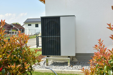 Klimaanlage, Luftwärmepumpe vor einem neu erbauten Wohnhaus