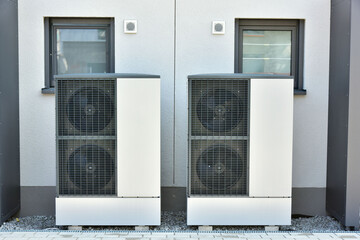 Klimaanlage, Luftwärmepumpe vor einem neu erbauten Wohnhaus