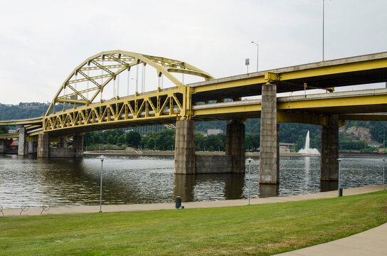 Shot of the Pittsburgh yellow arch Fort Pitt bridge over the Allegheny River on a gloomy day